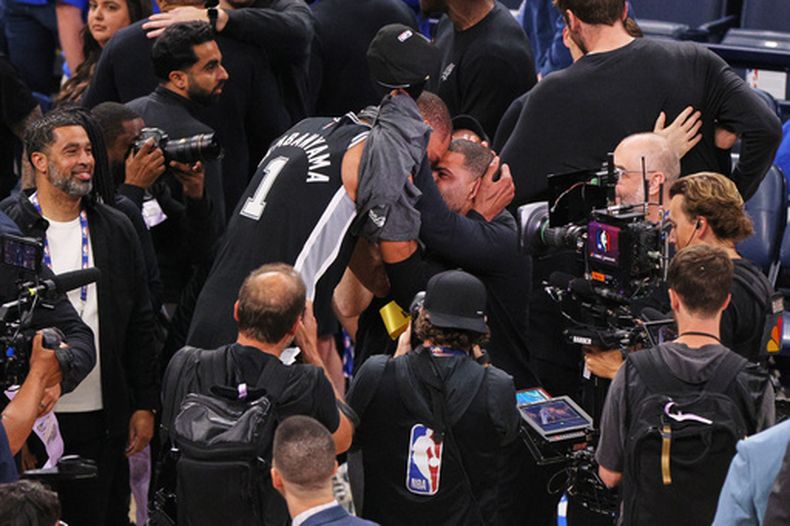 El alero de los Spurs de San Antonio, Victor Wembanyama, celebra tras derrotar al Thunder de Oklahoma City en el Juego 7 de las finales de la Conferencia Oeste de la serie de los playoffs de baloncesto de la NBA, el sábado 30 de mayo de 2026, en Oklahoma City. (Foto AP/Nate Billings)