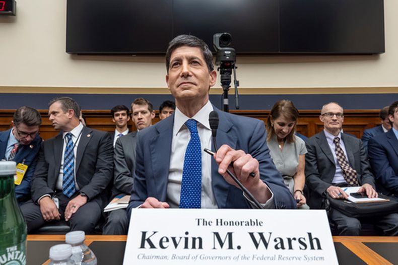 El presidente de la Reserva Federal de Estados Unidos, Kevin Warsh, comparece ante el Comité de Servicios Financieros de la Cámara de Representantes para presentar el informe semestral de política monetaria sobre el banco central, en el Capitolio, en Washington, el martes 14 de julio de 2026. (AP Foto/J. Scott Applewhite)