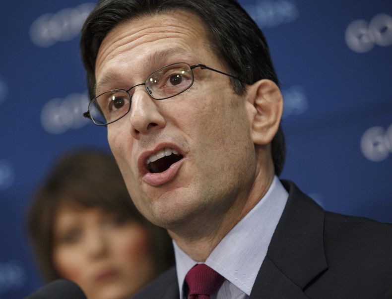 En esta fotograf&iacute;a de archivo del 14 de enero de 2014, Eric Cantor, l&iacute;der de la mayor&iacute;a republicana en la C&aacute;mara de Representantes, habla en el Capitolio, en Washington. Cantor, el presidente de la c&aacute;mara baja John Boehn