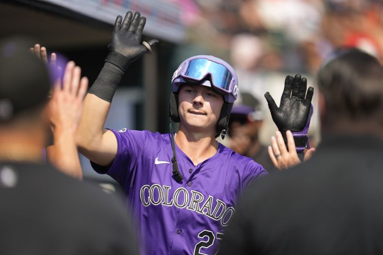 Jordan Beck de los Rockies de Colorado celebra su jonrón en la tercera entrada ante los Tigres de Detroit el jueves 12 de septiembre del 2024. (AP Foto/Paul Sancya)