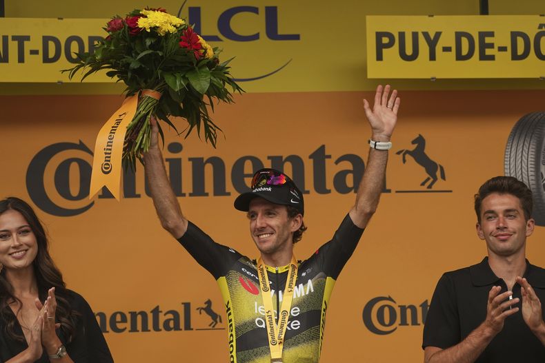 El británico Simon Yates celebra en el podio tras ganar la décima etapa del Tour de Francia entre Ennezat y Le Mont-Dore Puy de Sancy, Francia el lunes 14 de julio del 2025. (AP Foto/Thibault Camus)