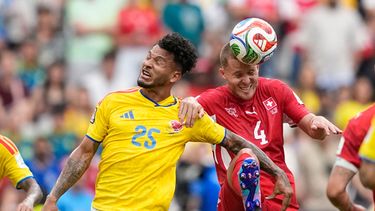 Luis Suárez, de Colombia, disputa un balón con Nico Elvedi, de Suiza, en el duelo de octavos de final de la Copa del Mundo, disputado el martes 7 de julio de 2026 en Vancouver, Canadá (AP Foto/Lindsey Wasson)