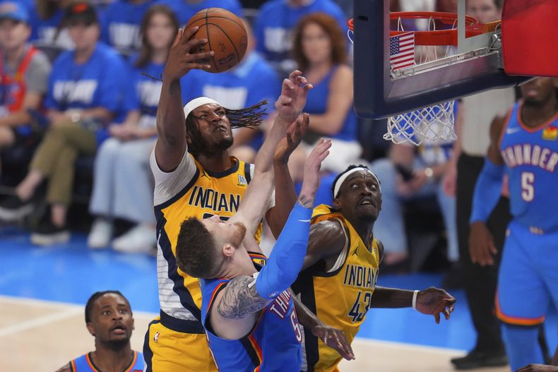 El pívot de los Pacers de Indiana Myles Turner intenta recuperar un rebote frente al pívot Isaiah Hartenstein del Thunder de Oklahoma City en el segundo encuentro de las Finales de la NBA el domingo 8 de junio del 2025. (AP Foto/Julio Cortez)