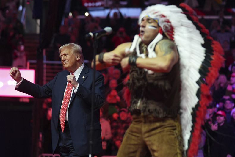 El presidente electo Donald Trump baila con The Village People en un mitin antes de la 60ª toma de posesión presidencial, el domingo 19 de enero de 2025, en Washington. (Foto AP/Evan Vucci)