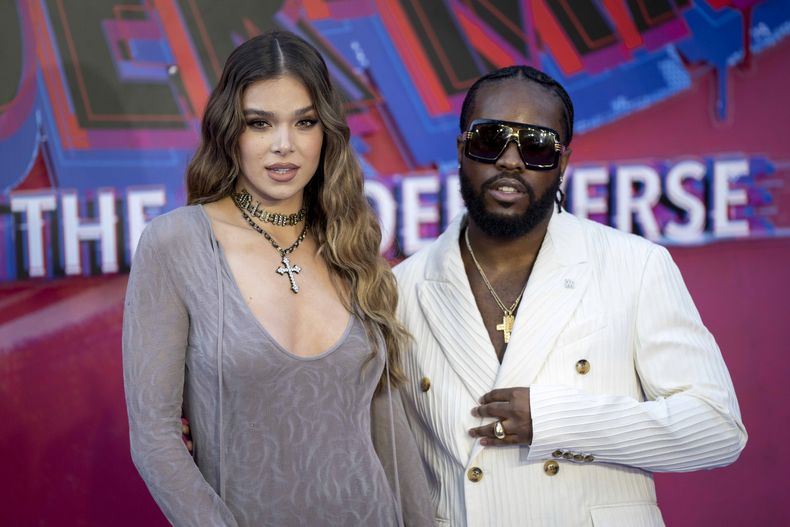 Shameik Moore, izquierda, y Hailee Steinfeld posan para retratos al llegar a una función de gala de la película Spider Man: Across the Spider Verse en Londres el jueves 1 de junio de 2023. (Foto Scott Garfitt/Invision/AP)