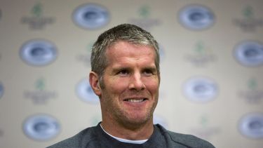 americateve | Brett Favre durante una conferencia de prensa en Green Bay, Wisconsin, el 20 de enero del 2008. Los Packers han dicho que retirar&aacute;n su casaca e incorporar&aacute;n al quarterback al Sal&oacute;n de la Fama de la divisa.  (AP Photo/Morry Gash, File)