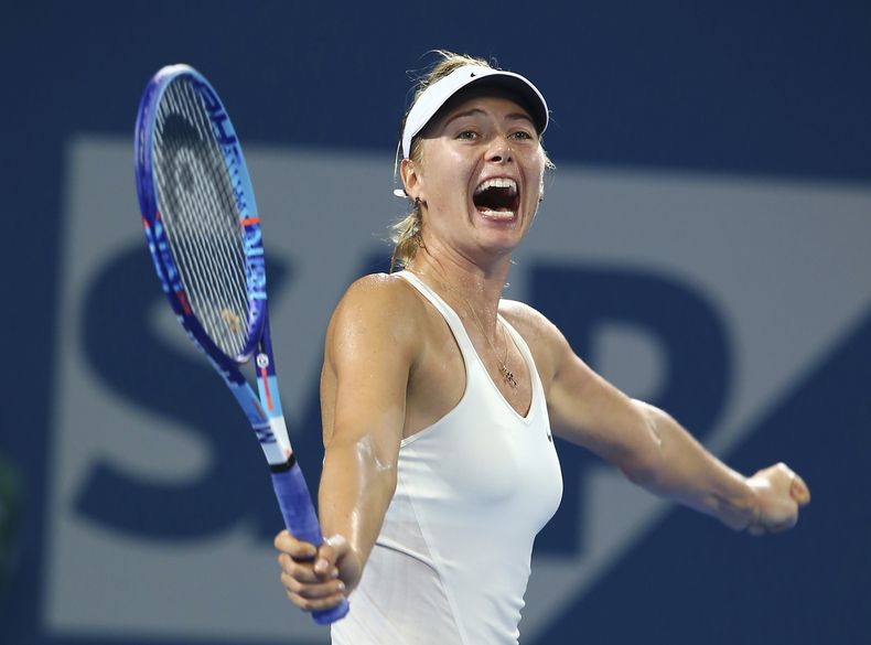 ARCHIVO - Maria Sharapova celebra tras vencer a Ana Ivanovic en la final del torneo de Brisbane, Australia, el 10 de enero de 2015. (AP Foto/Tertius Pickard)