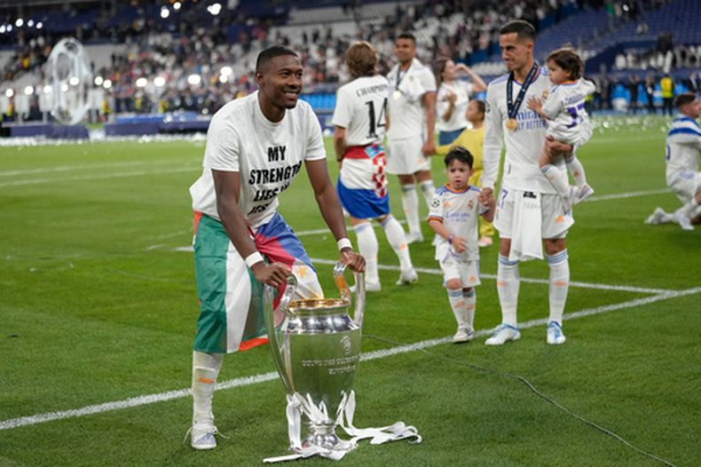 ARCHIVO - El defensor David Alaba del Real Madrid posa con el trofeo tras la victoria ante Liverpool en la final de la Liga de Campeones, el 28 de mayo de 2022, en París. (AP Foto/Kirsty Wigglesworth)