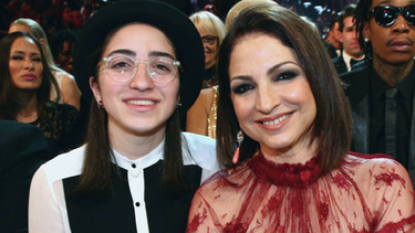 emily estefan sale con destreza de la sombra de sus padres