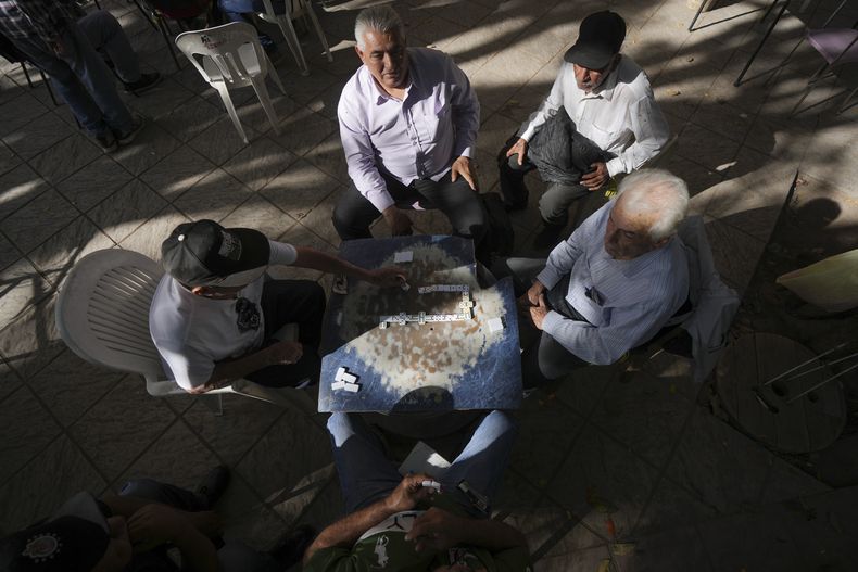 Personas jubiladas juegan al dominó en la plaza de Obregón de Culiacán, en el estado de Sinaloa, México, el 27 de febrero de 2025. (AP Foto/Fernando Llano)