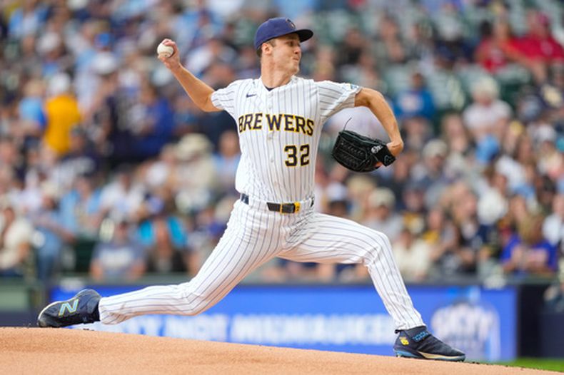Jacob Misiorowski, de los Cerveceros de Milwaukee, trabaja durante la primera entrada del juego de béisbol de Grandes Ligas ante los Cardenales de San Luis, el domingo 27 de septiembre de 2026, en Milwaukee. (AP Foto/Kayla Wolf)
