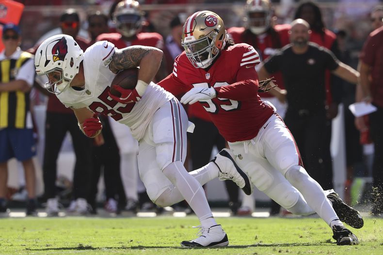 Trey McBride, tight end de los Cardinals de Arizona, realiza un acarreo frente a DeVondre Campbell, de los 49ers de San Francisco, el domingo 6 de octubre de 2024 (AP Foto/Jed Jacobsohn)