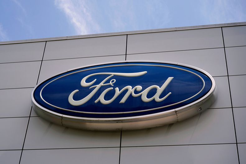 El logo de Ford en la entrada de la Fábrica de Camioneta Ford Motor Company, el miércoles 30 de abril de 2025, en Louisville, Kentucky. (AP Foto/Carolyn Kaster, Archivo)