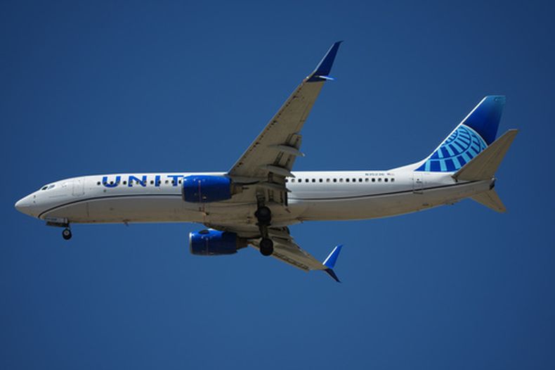 ARCHIVO - Un avión de United Airlines se prepara para aterrizar en una pista del Aeropuerto Internacional de Denver, el lunes 11 de mayo de 2026, en Denver. (Foto AP/David Zalubowski, archivo)