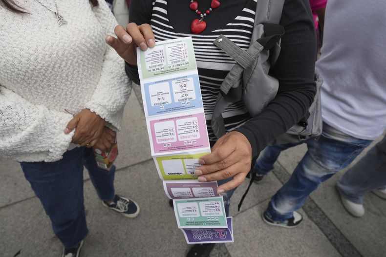 Una simpatizante de Lenia Batres, quien se postula para la Suprema Corte de México, sostiene una hoja de instrucciones sobre cómo votar durante su mitin de cierre de campaña en la Ciudad de México, el miércoles 28 de mayo de 2025. (AP Foto/Fernando Llano)
