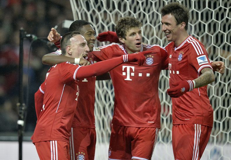 El jugador de Bayern Munich, Franck Ribery, izquierda, festeja un gol contra Werder Bremen en la Bundesliga el s&aacute;bado, 7 de diciembre de 2013, en Bremen, Alemania. (AP Photo/Martin Meissner)