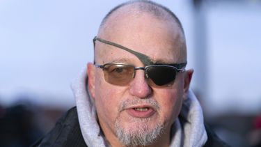 El simpatizante del presidente Donald Trump y fundador de Oath Keepers, Stewart Rhodes, condenado por acusaciones relacionadas con los disturbios del 6 de enero de 2021 en el Capitolio, habla con reporteros fuera de la Instalación Central de Detención del Distrito de Columbia tras ser liberado de una prisión en Maryland, en Washington, el martes 21 de enero de 2025. (AP Foto/Jose Luis Magana)