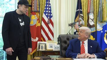 El presidente estadounidense Donald Trump habla en una conferencia de prensa con Elon Musk en el Despacho Oval de la Casa Blanca, el viernes 30 de mayo de 2025, en Washington. (AP Foto/Evan Vucci)
