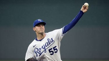Cole Ragans, abridor de los Reales de Kansas City, realiza un lanzamiento en el duelo ante los Mets de Nueva York, el miércoles 2 de agosto de 2023 (AP Foto/Charlie Riedel)