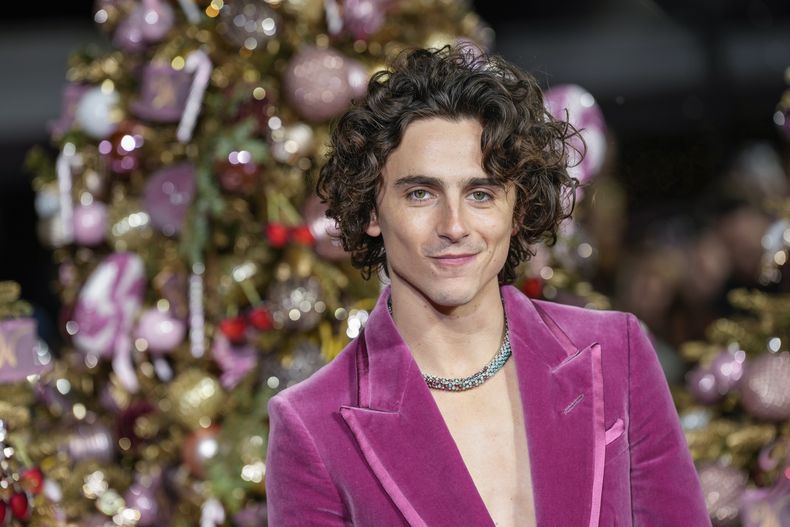 Timothee Chalamet posa a su llegada a la peremiere mundial de Wonka el martes 28 de noviembre de 2023 en Londres. (Scott Garfitt/Invision/AP)