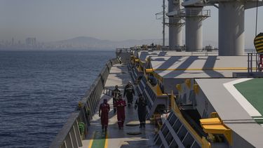 ARCHIVO - Personal del barco carguero Med Island, proveniente de Ucrania cargado con granos, prepara la nave para ser inspeccionada por personal de Naciones Unidas, en Estambul, Turquía, el sábado 1 de octubre de 2022. (AP Foto/Khalil Hamra, archivo)