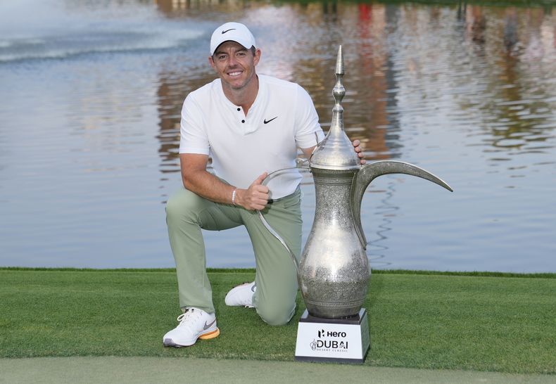 Rory McIlroy, de Irlanda del Norte, posa con su trofeo después de ganar la ronda final del torneo del Clásico del Desierto de Dubái, en Emiratos Árabes Unidos, el domingo 21 de enero de 2024. (AP Foto/Kamran Jebreili)