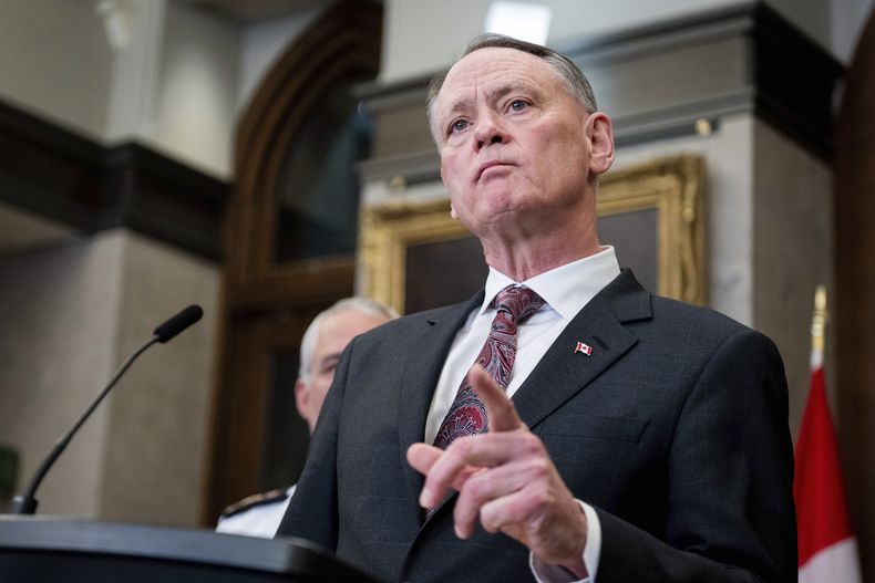 El ministro de Seguridad Pública, David McGuinty, habla durante una conferencia de prensa en la Cámara de los Comunes, en Ottawa, Canadá, el jueves 20 de febrero de 2025. (Spencer Colby/The Canadian Press vía AP)
