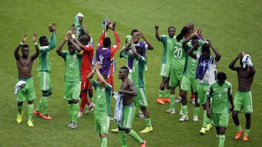 americateve | Los jugadores de Nigeria agradecen al p&uacute;blico luego del partido que perdieron por 3-2 ante Argentina en el Mundial, el mi&eacute;rcoles 25 de junio de 2014, en Porto Alegre, Brasil (AP Foto/Michael Sohn)