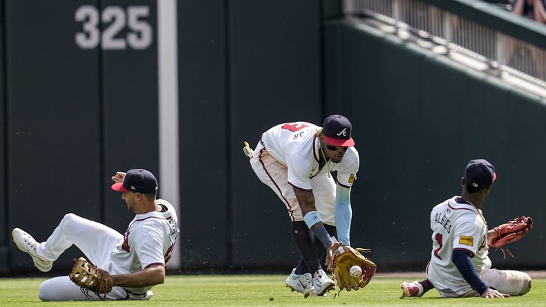 El jardinero Ronald Acuña Jr. (13), de los Bravos de Atlanta, trabaja para realizar una atrapada a un batazo de José Ramírez, de los Guardianes de Cleveland, en la 10ma entrada del juego de béisbol del domingo 28 de abril de 2024, en Atlanta. (AP Foto/Mike Stewart)
