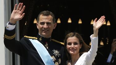 americateve | En esta foto del 19 de junio del 2014 se ve al nuevo ry de Espa&ntilde;a Felipe VI y su esposa, la reina Letizia, en el balc&oacute;n del palacio real en Madrid. El 28 de julio se anunci&oacute; que las cuentas del palacio real espa&ntilde;ol estar&aacute