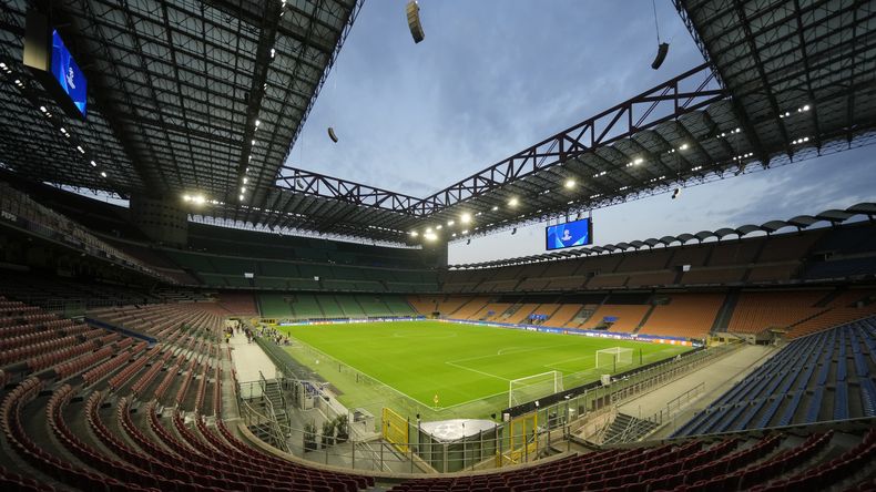 ARCHIVO - Vista general del estadio de San Siro en Milán, Italia, el lunes 30 de septiembre de 2024. (AP Foto/Luca Bruno, archivo)