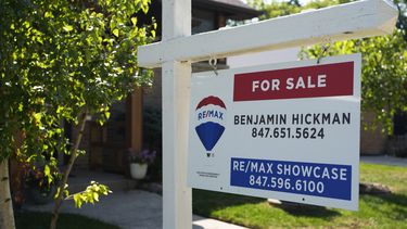 Un anuncio de venta frente a una casa en Morton Grove, Illinois, el domingo 25 de agosto de 2024. (AP Foto/Nam Y. Huh)