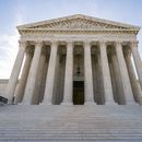 EEUU: Corte permite negar green card por asistencia pública