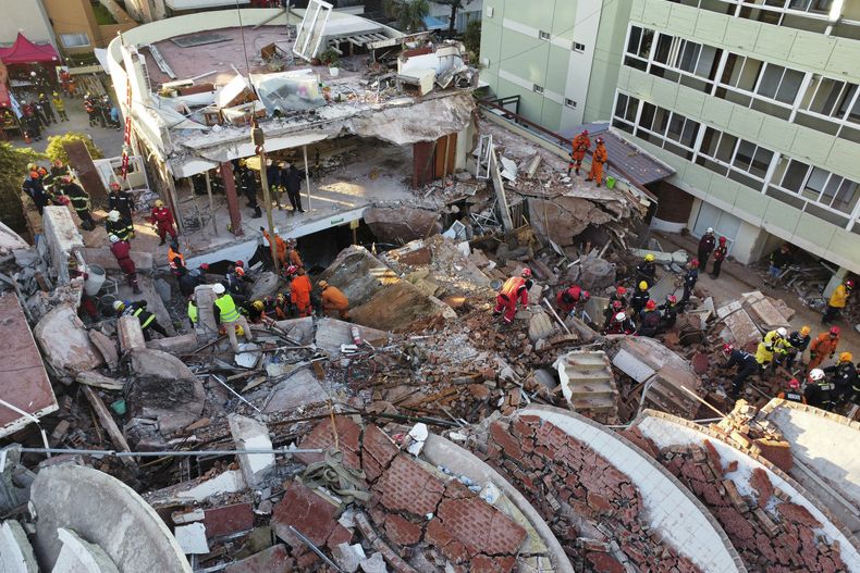 Bomberos y rescatistas buscan sobrevivientes entre los escombros del parcialmente derrumbado Hotel Dubrovnik, en Villa Gesell, Argentina, el miércoles 30 de octubre de 2024. El martes 5 de noviembre de 2024, los rescatistas encontraron el cuarto cuerpo entre los escombros del hotel, informaron las autoridades.(Foto AP/Adan González)