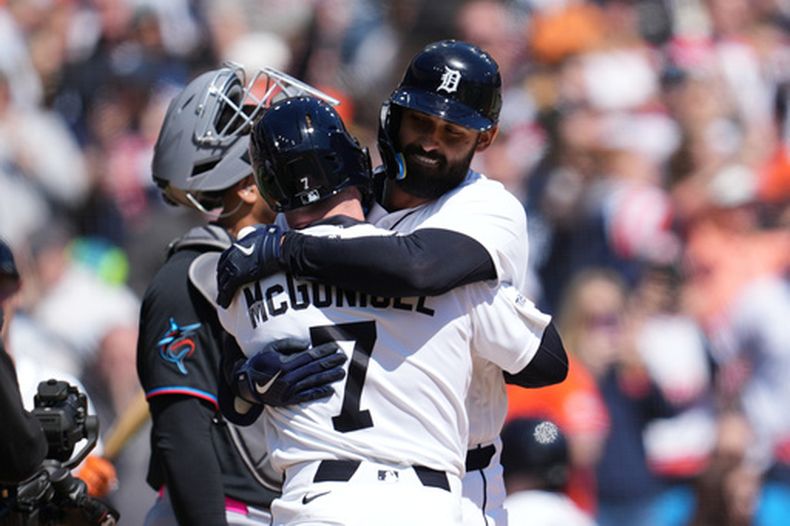Riley Greene celebra con Kevin McGonigle de los Tigres de Detroit su jonrón de tres carreras en la tercera entrada ante los Marlins de Miami el sábado 11 de abril del 2026. (AP Foto/Paul Sancya)