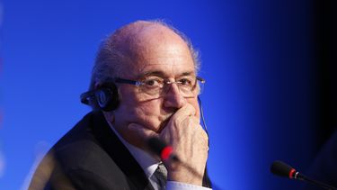 americateve | El presidente de la FIFA, Joseph Blatter, escucha una pregunta durante una conferencia de prensa en Costa do Sauipe, Brasil, el jueves 5 de diciembre de 2013, un d&iacute;a antes del sorteo que definir&aacute; los grupos para el Mundial (AP foto/V&iacute;