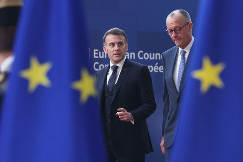 El canciller de Alemania, Friedrich Merz, a la derecha, y el presidente de Francia, Emmanuel Macron, caminan juntos a su llegada para la cumbre de la UE en el edificio del Consejo Europeo en Bruselas, el jueves 19 de marzo de 2026. (AP Foto/Omar Havana)