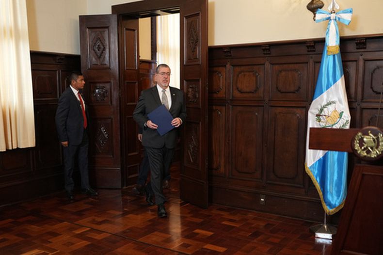 El presidente guatemalteco Bernardo Arévalo llega para hablar ante la prensa antes de que el Congreso elija a sus representantes para que sean magistrados en la Corte de Constitucionalidad, el jueves 5 de marzo de 2026, en Ciudad de Guatemala. (AP Foto/Moisés Castillo)