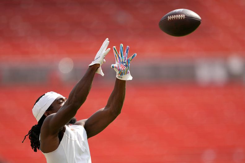 DaeQuan Wright, ala cerrada de los Browns de Cleveland, calienta previo a un partido de pretemporada de la NFL en contra de los Bills de Buffalo, el sábado 22 de agosto de 2026, en Cleveland. (AP Foto/Carolyn Kaster)