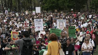 Miles participan en marchas por derecho al aborto en EEUU
