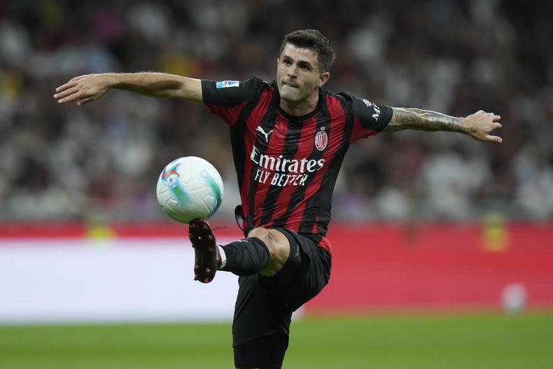 El estadounidense Christian Pulisic, del AC Milan, está en acción durante un partido de fútbol de la Serie A entre el AC Milan y el Cremonese, en el estadio de San Siro en Milán, Italia, el sábado 23 de agosto de 2025. (AP Photo/Luca Bruno)
