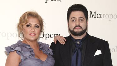 ARCHIVO - Anna Netrebko, izquierda, y Yusif Eyvazov, derecha, asisten a la celebración por el 50 aniversario de la Ópera Metropolitana en el Lincoln Center el 7 de mayo de 2017, en Nueva York. La pareja se ha separado tras una década juntos, informó en un comunicado. (Foto Andy Kropa/Invision/AP, archivo)