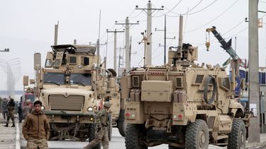 americateve | Polic&iacute;as afganos y militares estadounidenses acuden de inmediato al lugar donde un atacante suicida hizo explotar un veh&iacute;culo cargado con explosivos contra una caravana de efectivos internacionales en el este de Kabul, Afganist&aacute;n, el