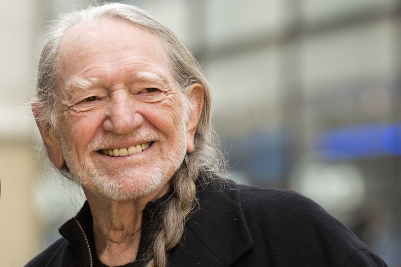 ARCHIVO - Esta fotografía de archivo del 20 de noviembre de 2012 muestra a la leyenda de la música country Willie Nelson en el programa Today de NBC en Nueva York. (Foto Charles Sykes/Invision/AP, archivo)