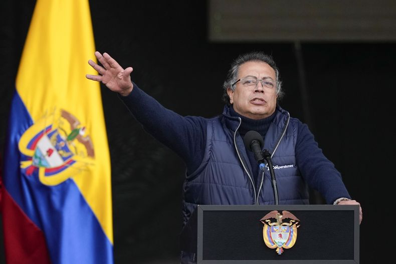 ARCHIVO - El presidente de Colombia, Gustavo Petro, da un discurso tras firmar una reforma al sistema de pensiones, una de sus promesas electorales para dar cobertura a jubilados que viven en condiciones de pobreza con un ingreso básico del Estado, en Bogotá, Colombia, el martes 16 de julio de 2024. (AP Foto/Fernando Vergara, Archivo)