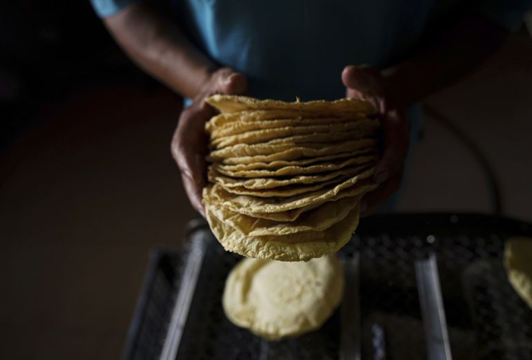 Latinoamericanos batallan para comprar alimentos básicos
