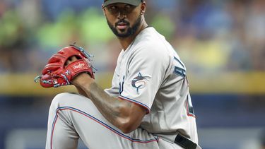 Sandy Alcántara de los Marlins de Miami lanza ante los Rays de Tampa Bay, el miércoles 26 de julio de 2023, en St. Petersburg, Florida (AP Foto/Mike Carlson)
