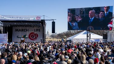 Trump apoya abiertamente a opositores del aborto