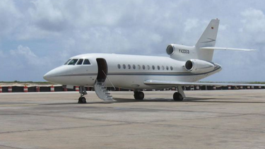 americateve | El avión modelo Dassault Falcon 900EX con matrícula YV-2053 pertenece a la flota de aviones del gobierno venezolano, y pareciera que el presidente de Cuba, Raúl Castro lo utiliza cada vez que quiere. En esta oportunidad voló en él este miércoles 5 de marz