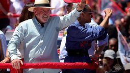 El presidente brasileño Luiz Inácio Lula da Silva, quien busca la reelección, saluda a sus partidarios durante un mitin de campaña en Sao Paulo, Brasil, el sábado 26 de septiembre de 2026. (Foto AP/Allison Sales)